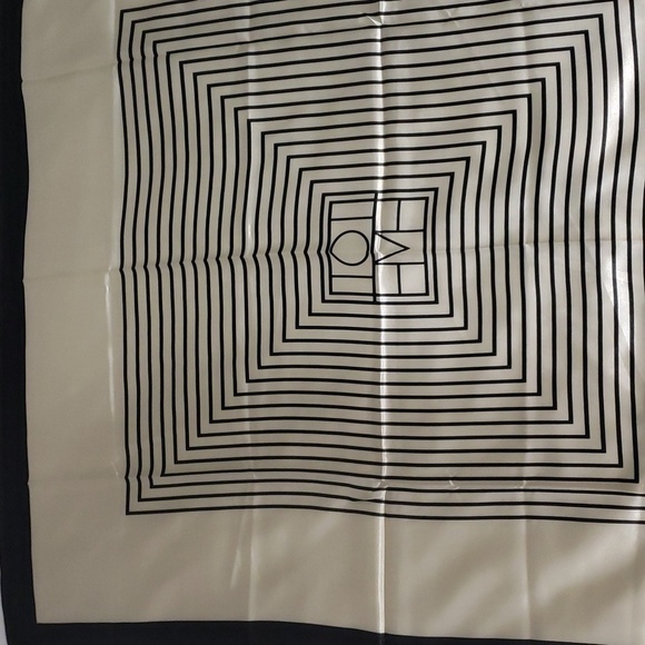 R-696- Women's Scarf Back And Cream Colors NWT - Picture 3 of 8